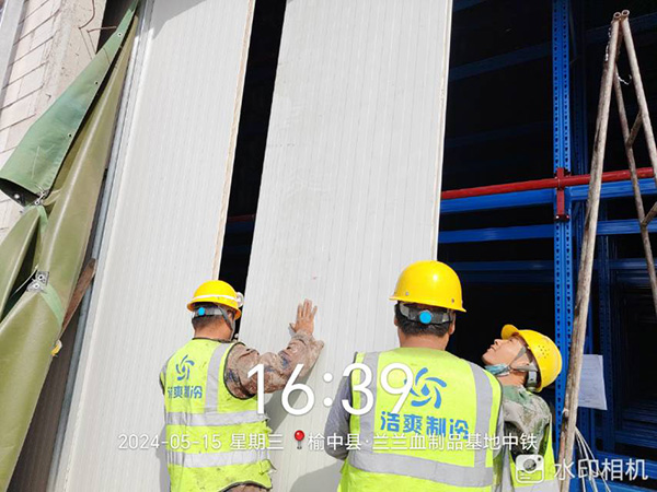 圖為浩爽工人正在切割庫(kù)板  圖為高架庫(kù)預(yù)留門口安裝封板