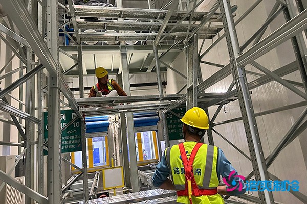 圖為浩爽工人正在安裝支架